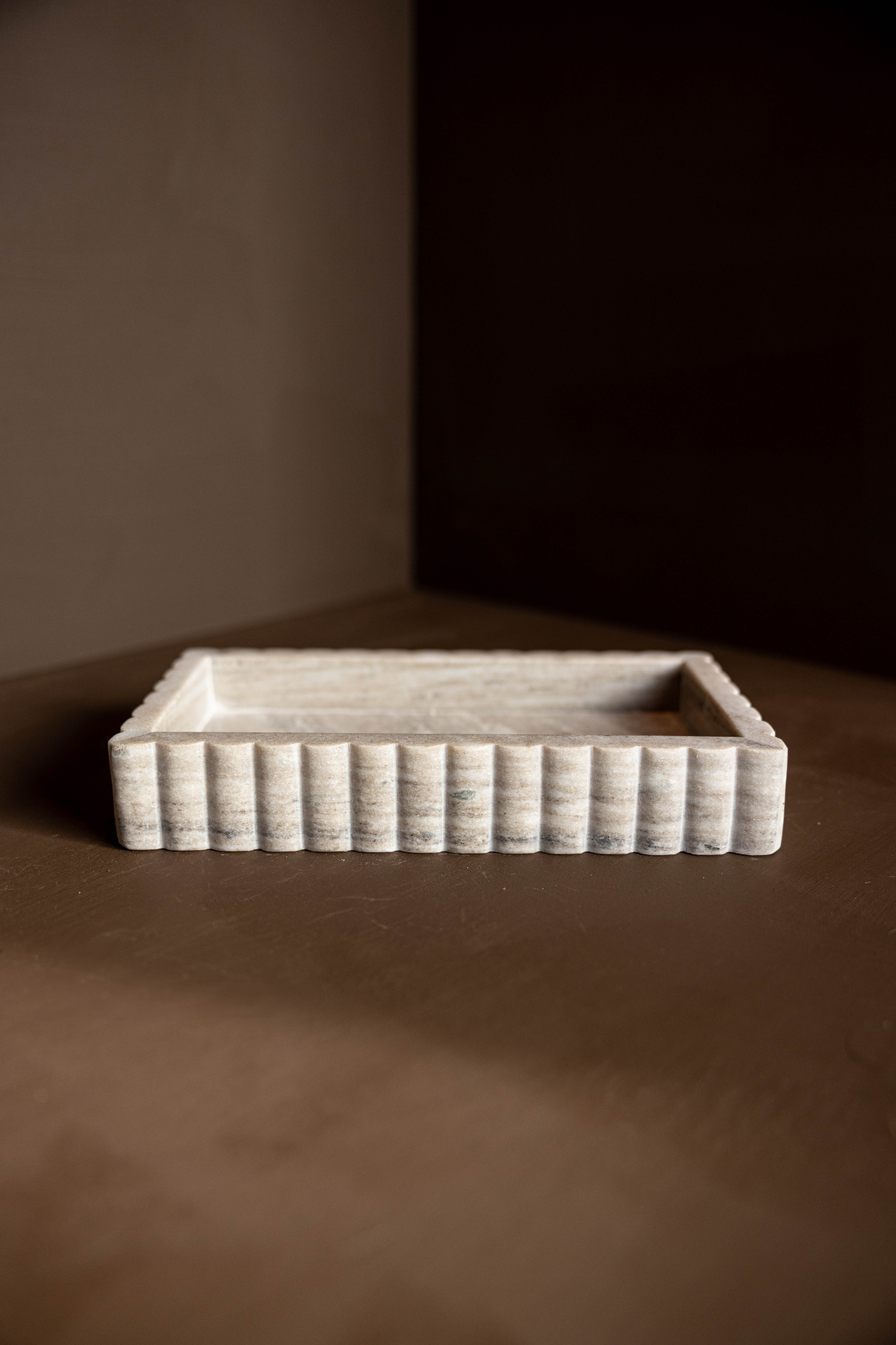 Scalloped Marble Fluted Bridge Tray Beige
